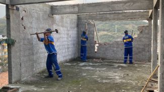 Prefeitura do Rio inicia demolição de prédio de 12 andares na Muzema