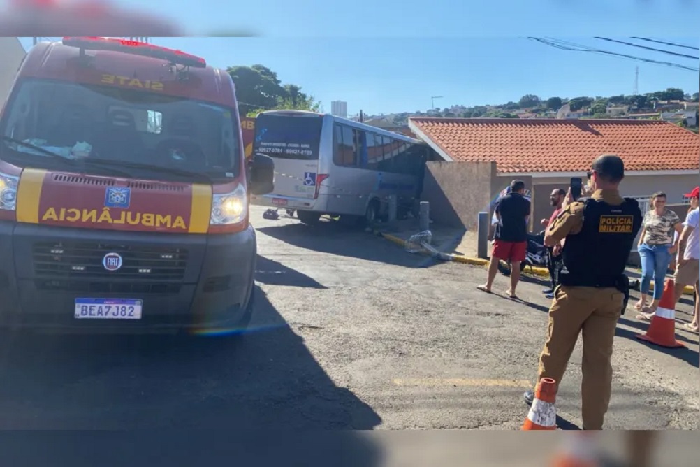 Duas pessoas ficam feridas após micro-ônibus invadir casa em Apucarana