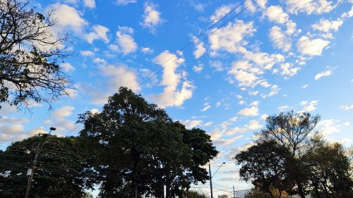 Imagem referente a Domingo faz sol e calor em Cascavel com máxima de 28°C