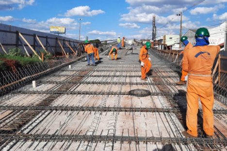 Imagem referente a Obras dos novos viadutos de Sarandi avançam com implantação das alças de acesso