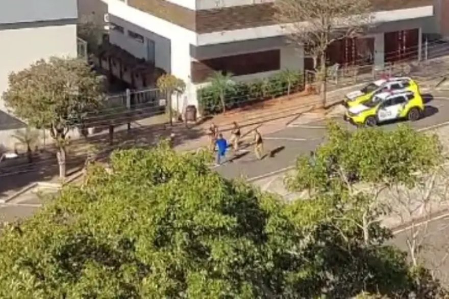 Vídeo mostra PMs contendo homem que estava em surto e armado com facão