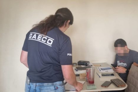 Imagem referente a Gaeco realiza em Paranaguá a Operação Arrais, com o cumprimento de ordem de busca e apreensão domiciliar contra mulher suspeita de praticar estelionato