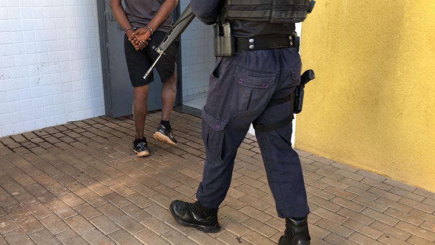 Acusado de furto, homem é abordado pela GM e rasga farda e quebra óculos de agente policial