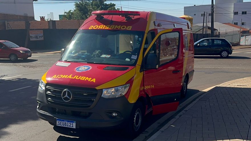 Homem sofre lesão na mão após queda na rua Jacarezinho