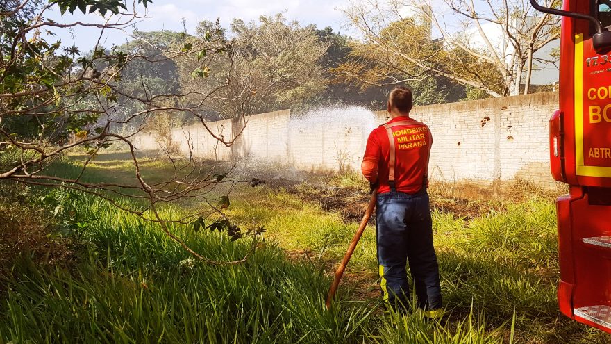 Incêndio nos fundos do Fórum de Cascavel mobiliza Corpo de Bombeiros