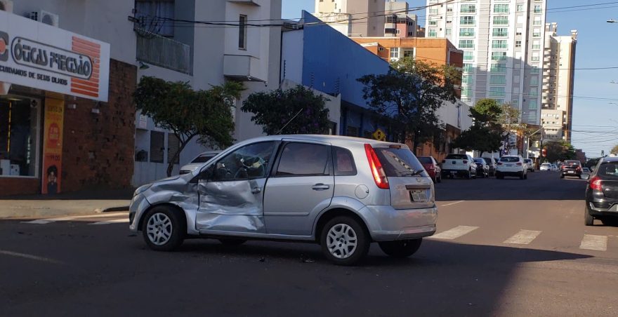 Fiesta fica com a lateral destruída ao se envolver em acidente com caminhão no Centro