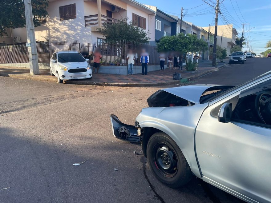 Acidente entre Ford Ka e Celta deixa carros danificados no São Cristóvão