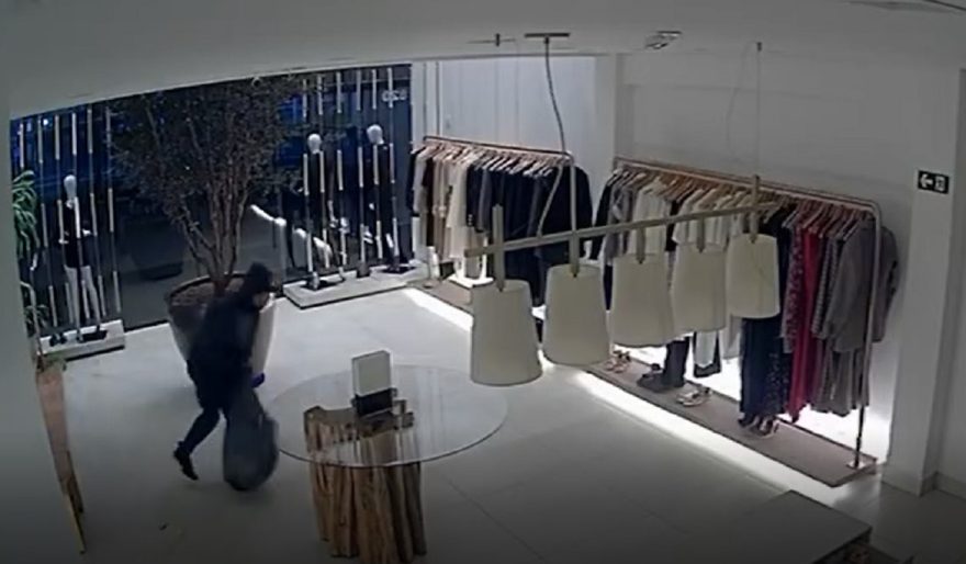 Ladrão é flagrado furtando R$ 20 mil em peças de vestuário em loja no Centro