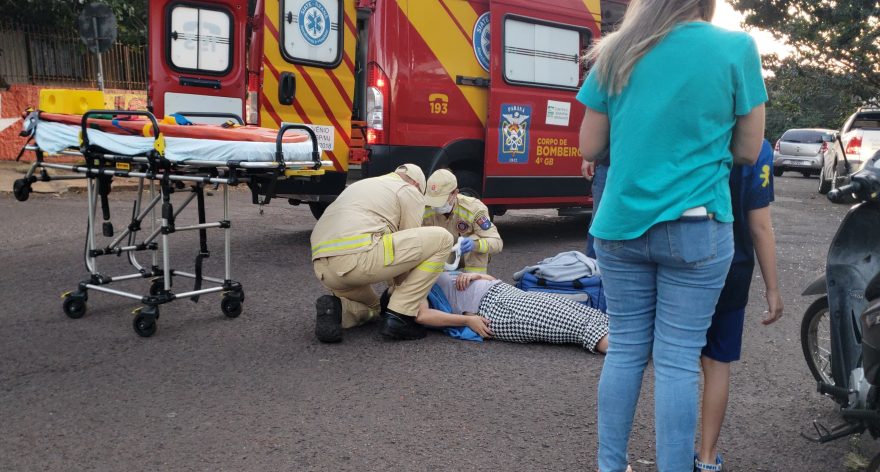 Mulher fica ferida em acidente de moto no Centro