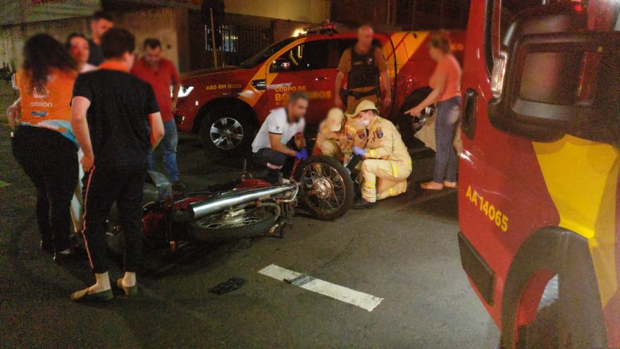 Grave acidente entre ônibus e moto deixa jovem de 21 anos ferido no Tropical