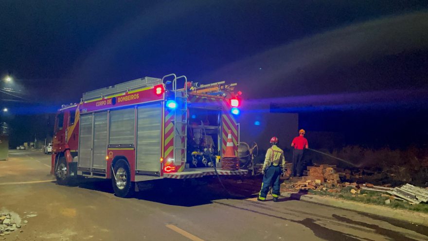 Corpo de Bombeiros combate incêndio em vegetação no Interlagos