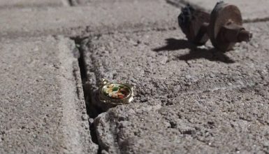 Imagem referente a Símbolo de fé no local da tragédia: medalha de São José encontrada onde menino perdeu a vida