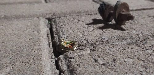 Imagem referente a Símbolo de fé no local da tragédia: medalha de São José encontrada onde menino perdeu a vida