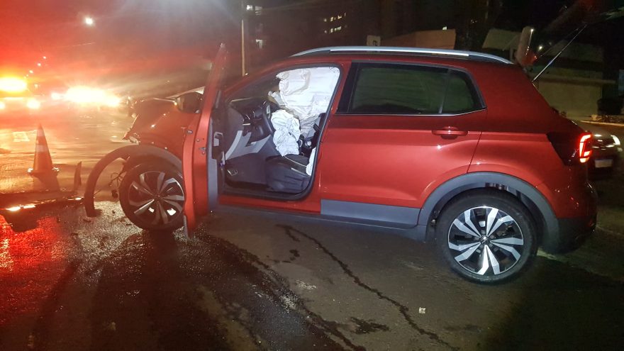 T-Cross fica destruído após colisão contra Fiat Cronos no Centro