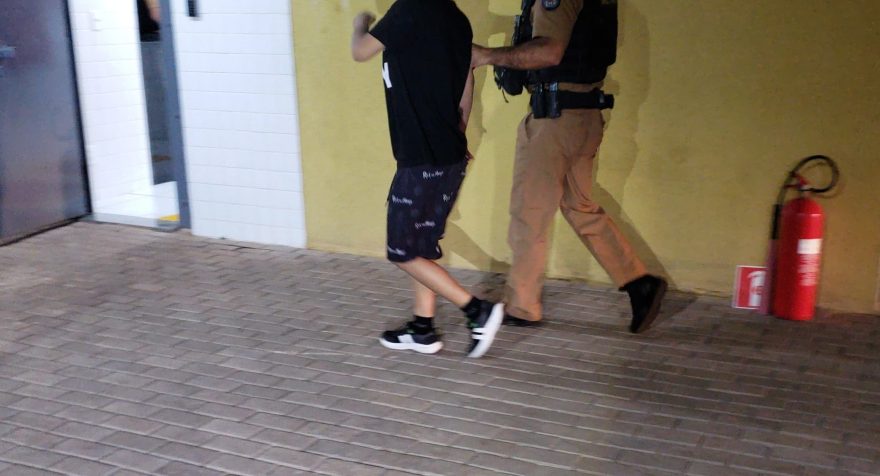 Jovem é detida por agredir a sogra e ameaçar a companheira em Cascavel