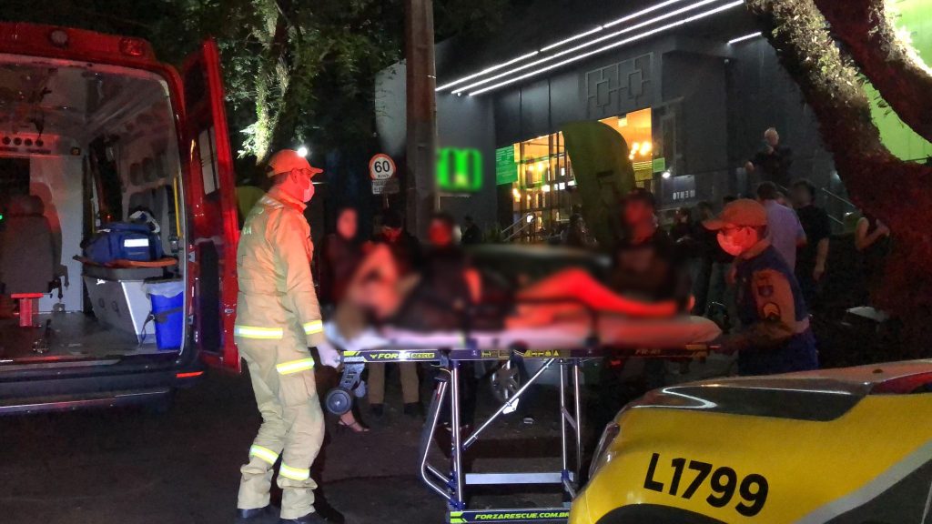 Jovem é socorrida após ser vítima de agressão no centro de Cascavel