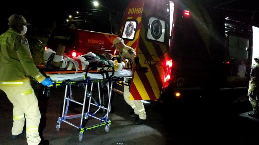 Motociclista tem lesões graves ao ser atingida por carro no Jardim Veredas; condutor fugiu