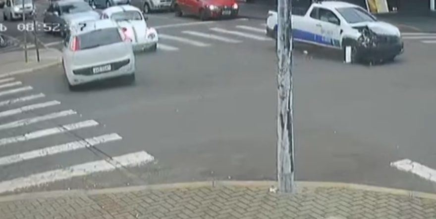 Câmera flagra veículo furando semáforo e provocando acidente com vítima no Centro