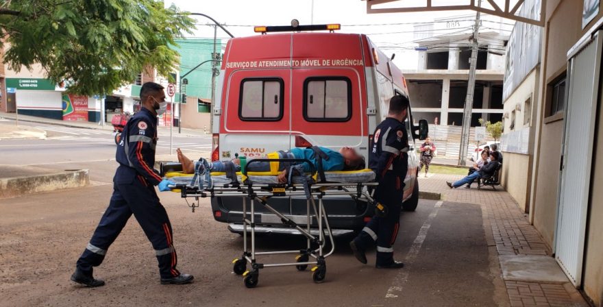 Mulher surtada arremessa pedras contra pessoas na Rodoviária e precisa ser contida