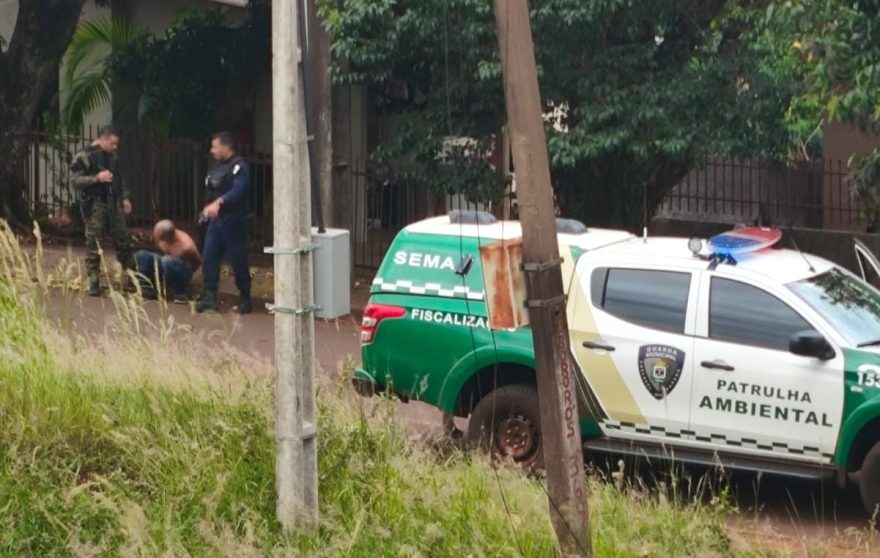 Filho é preso após ameaçar os pais e quebrar os móveis dentro de casa