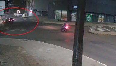 Imagem referente a Novas imagens mostram motorista avançando preferencial e atropelando família