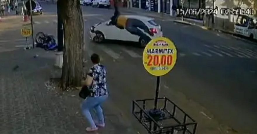 Motociclista fica em estado grave após forte colisão de trânsito