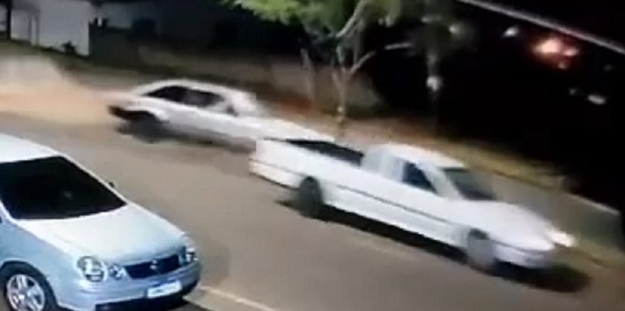 Se beber não dirija: Câmera flagra acidente que deixou dois homens feridos na Rua Olindo Periolo
