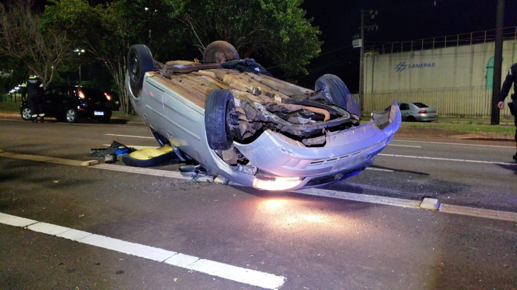Motorista embriagado capota Corsa no São Cristóvão