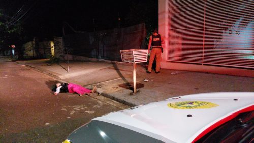 Casal briga em via pública e mulher agredida é socorrida pelo Siate Imagem referente a Casal briga em via pública e mulher agredida é socorrida pelo Siate