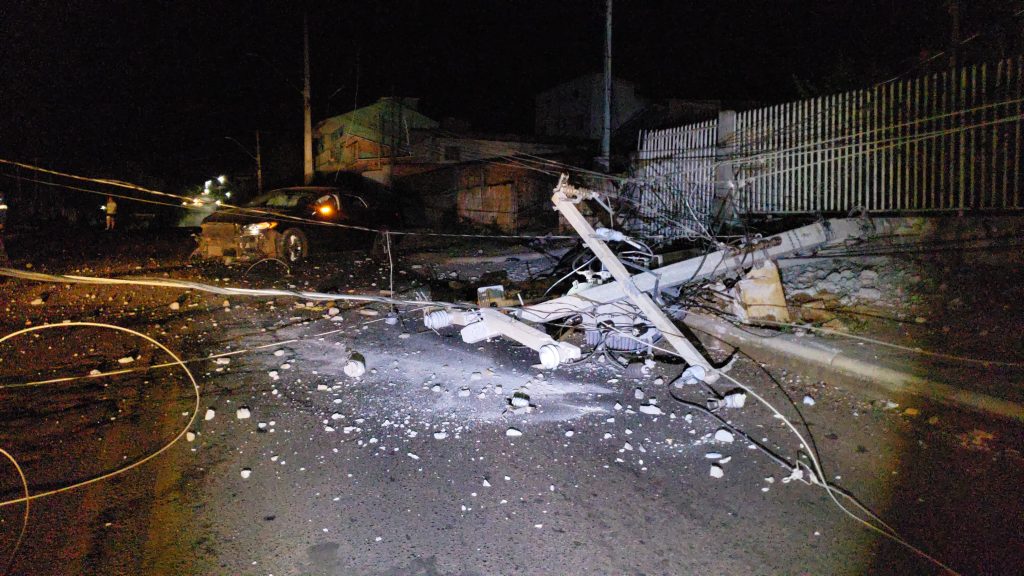 Ford Fusion derruba poste após forte colisão na Rua Souza Naves