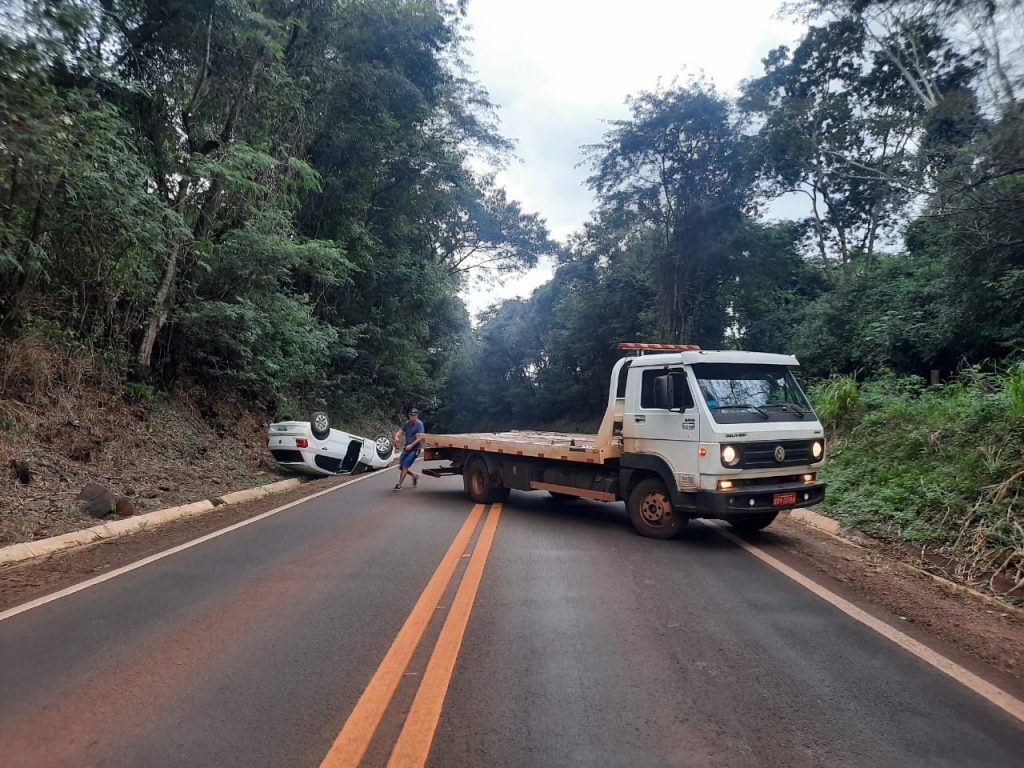 Motorista perde o controle e capota veículo Gol na Rodovia PR-495