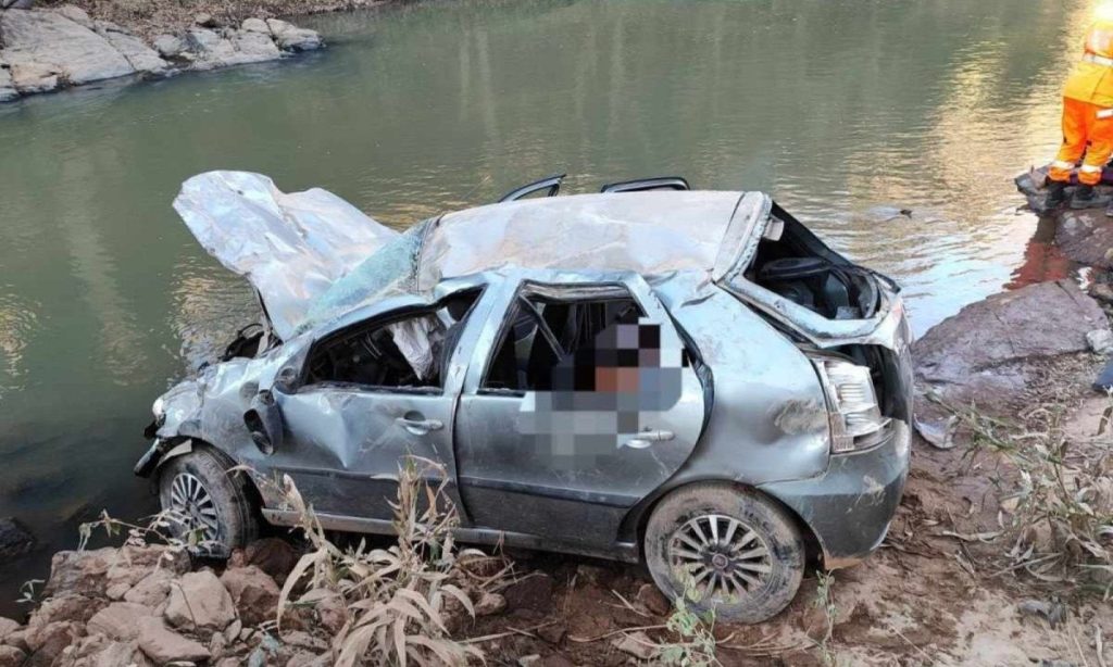 Carro capota, cai de ponte de 20 metros e mulher morre