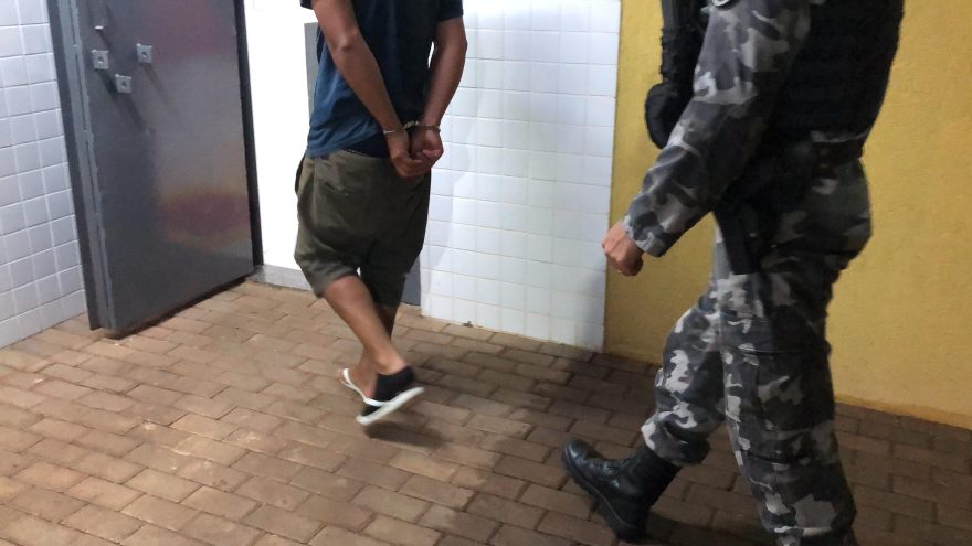 Machão de cozinha é preso após ameaçar companheira com faca no São Cristóvão