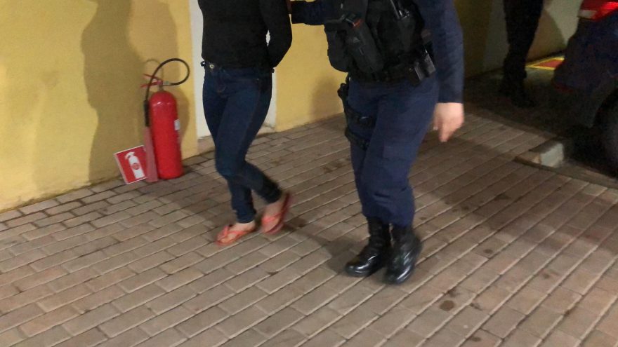 Mãe que tentou jogar filho do carro em movimento é presa pela GM