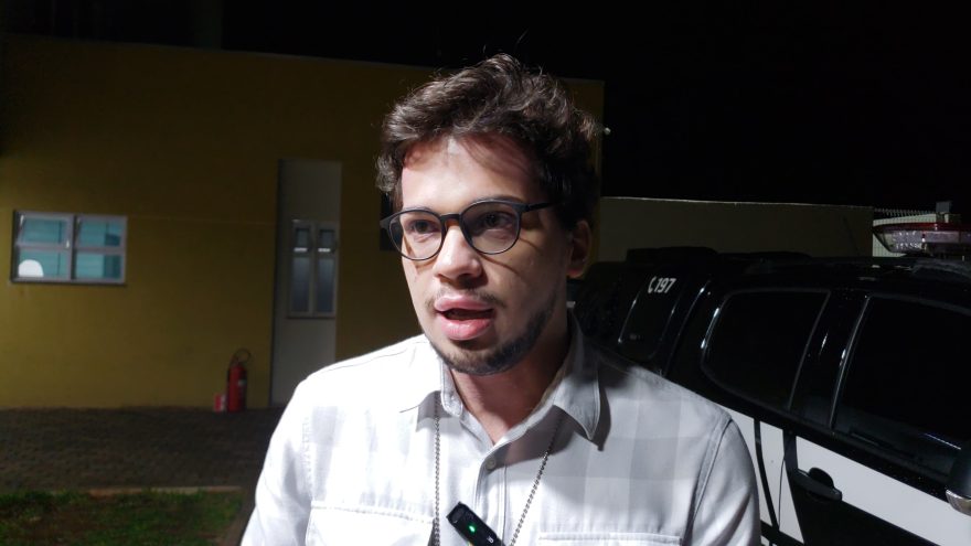 Mãe que tentou jogar filho de carro em movimento foi autuada por tentativa de homicídio, diz delegado