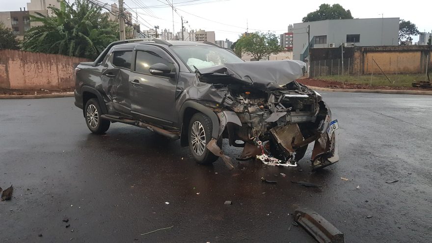 Veículos se envolvem em forte colisão na Avenida Carlos Gomes, em Cascavel