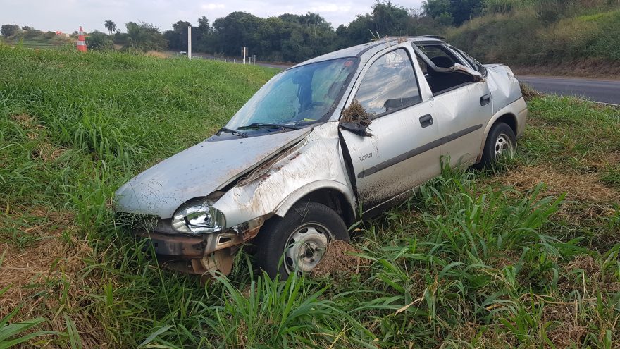 Cascavel: Corsa capota na rodovia BR-163, em Sede Alvorada