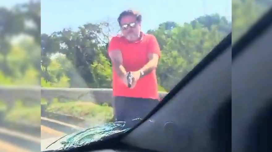 Vídeo: Homem efetua disparos de arma de fogo durante briga de trânsito