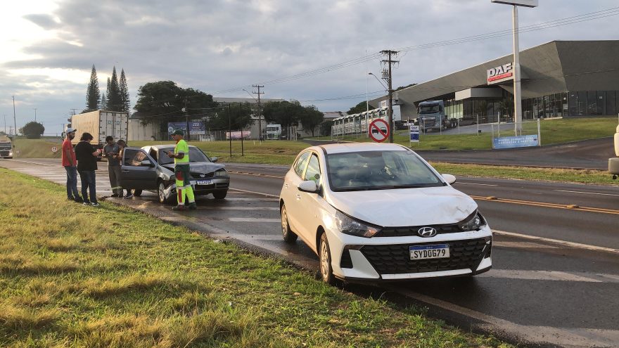 Três veículos se envolvem em engavetamento na BR-277