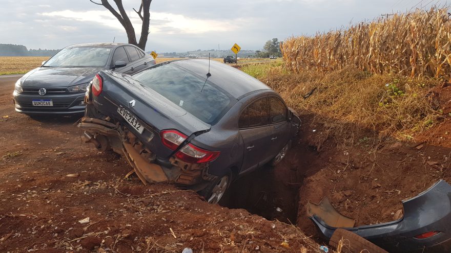 Veículo sai da pista e cai em barranco às margens da BR-467, em Cascavel