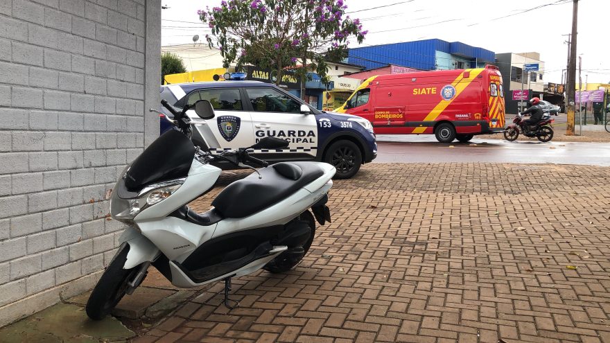 Mulher sofre contusões em acidente de moto na Avenida Papagaios