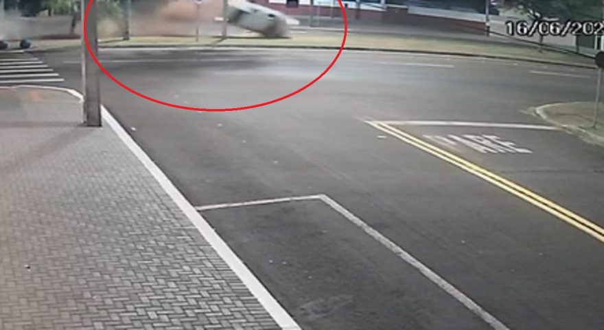 Câmera flagra motorista embriagado capotando Corsa no São Cristóvão