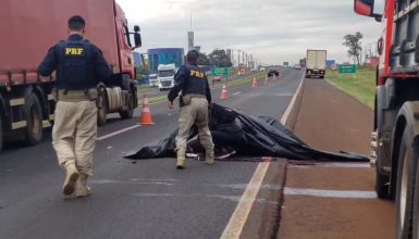 Imagem referente a Ciclista morto na BR-277 desviou de carreta quebrada e caiu na pista, quando foi atropelado por um caminhão, diz PRF