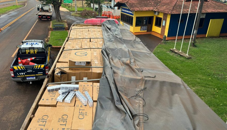 PRF apreende 400 mil maços de cigarros que seriam trazidos para Cascavel