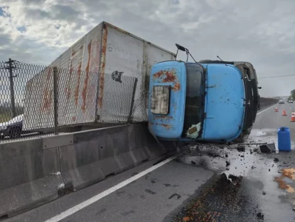 Caminhão tomba sobre canteiro central após ser ‘fechado’ por outro motorista na BR-277 Imagem referente a Caminhão tomba sobre canteiro central após ser ‘fechado’ por outro motorista na BR-277