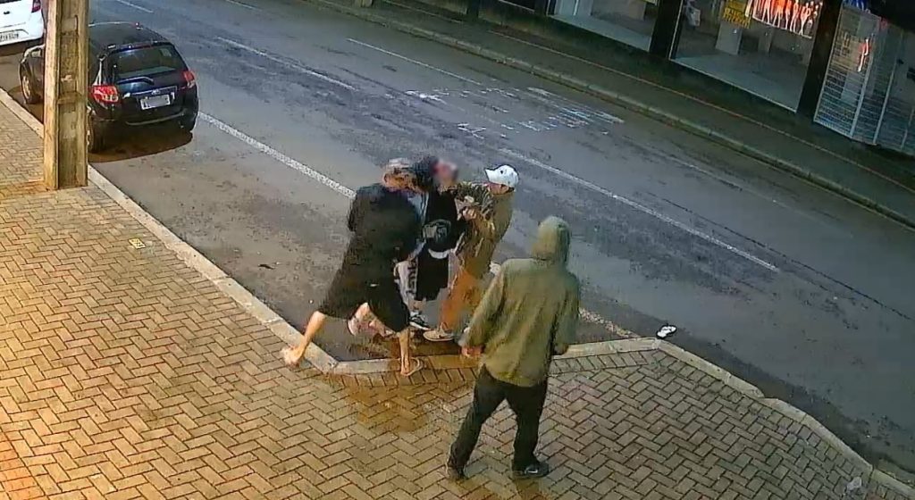 Câmera de monitoramento registra homem sendo assaltado no Centro de Cascavel