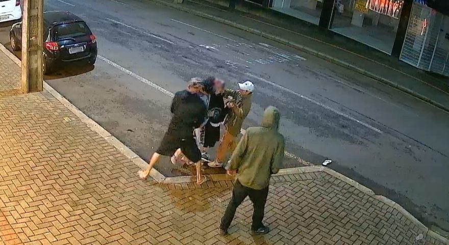 Câmera de monitoramento registra homem sendo assaltado no Centro de Cascavel