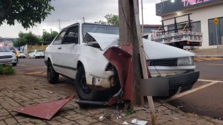 Segundou com confusão! Motorista bate em poste e sai no soco com populares que tentavam ajudá-lo