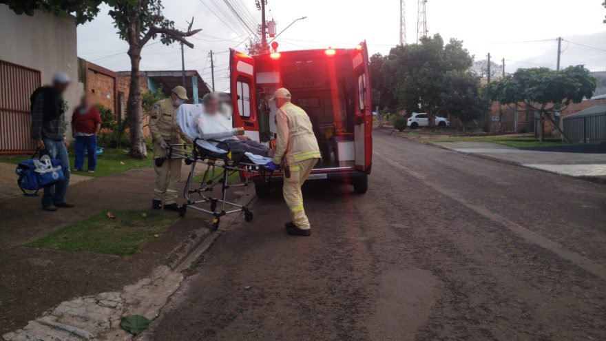Idoso escorrega e cai dentro de casa e sofre suspeita de fratura