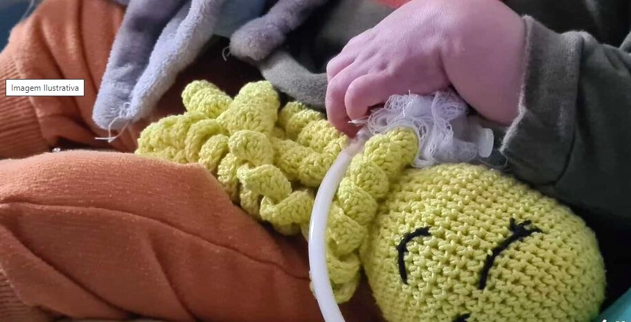 Mãe bêbada joga bebê de 3 meses no chão durante discussão